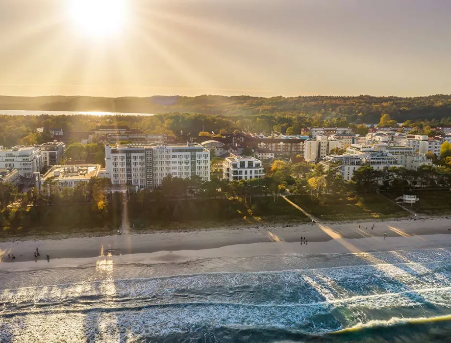 Luftaufnahme des Arkona Strandhotels in Binz – familienfreundliches Hotel mit direktem Strandzugang und eleganter Architektur