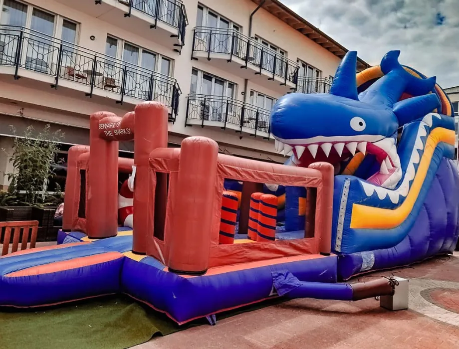 Hai-Hüpfburg beim Arkona Strandhotel in Binz auf Rügen