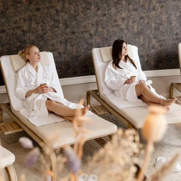 Two guests relaxing in the relaxation area during the Spring Spa Package at Strandresidenzen Binz.