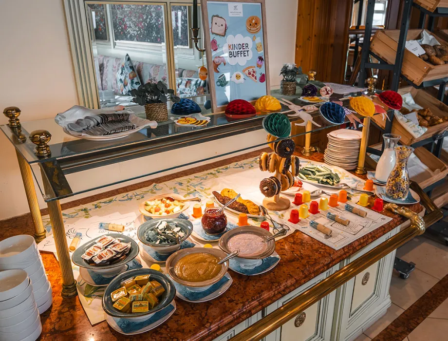 Buffetbereich für Familien in den Arkona Strandresidenzen mit Kinderstation und Ostseeblick