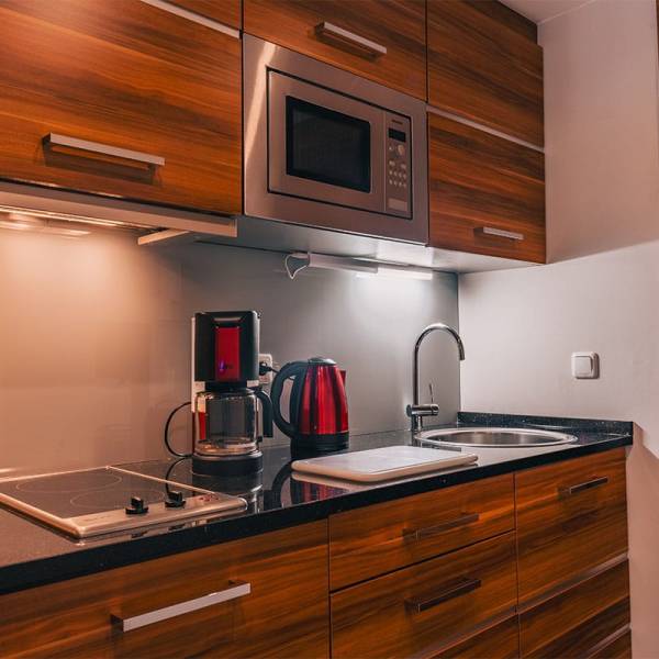 Moderne Küchenzeile im Suite Apartment der Arkona Strandresidenzen Binz mit Mikrowelle, Wasserkocher und Kaffeemaschine