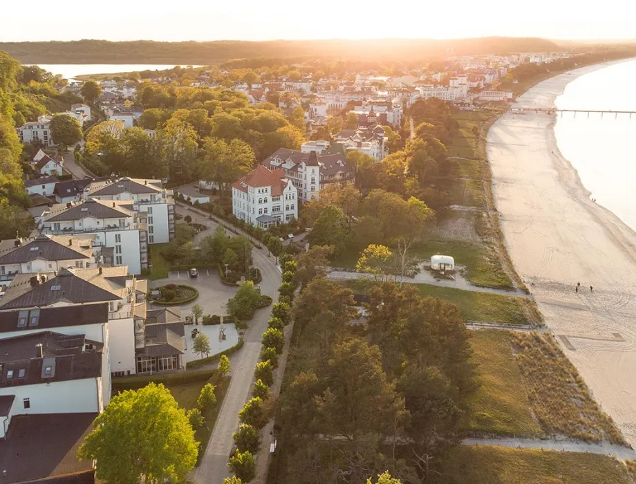 Binz beach at sunset from above – Arkona Strandresidenzen invest in energy efficiency and environmental technology