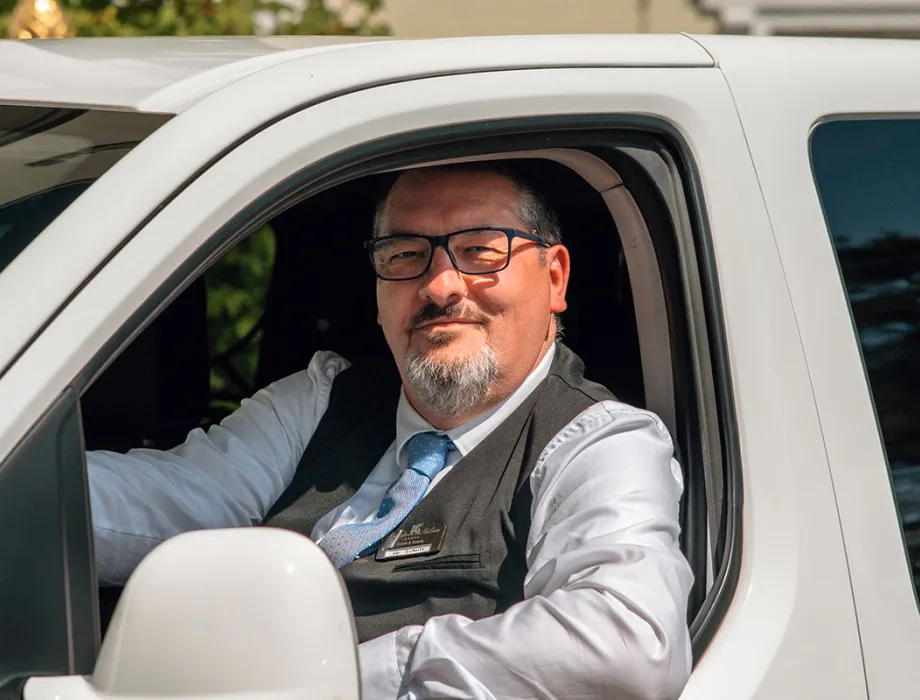 Staff member at Arkona Strandresidenzen parking a guest’s car at the hotel in Binz