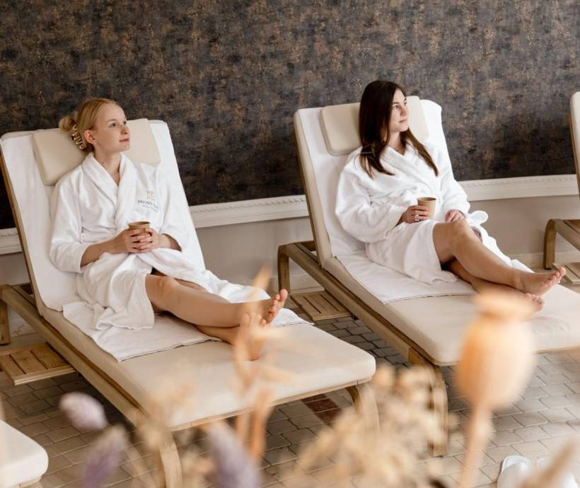 Two guests relaxing in the relaxation area during the Spring Spa Package at Strandresidenzen Binz.