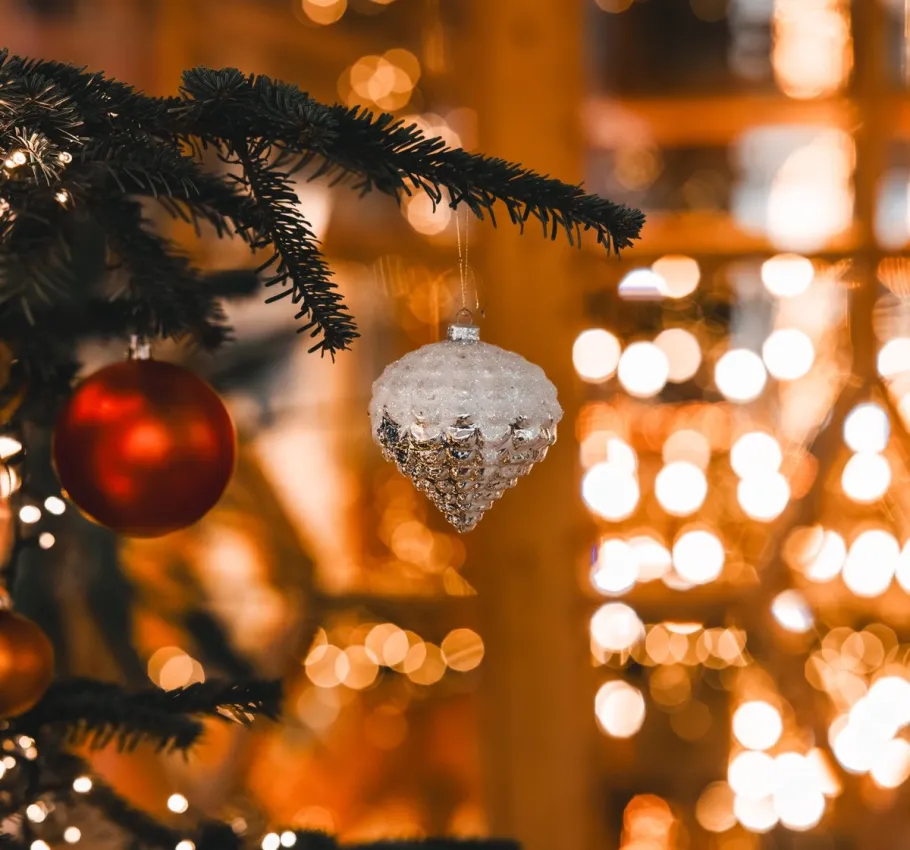 Festliche Dekoration mit leuchtenden Kugeln als stimmungsvolles Motiv für die 2. Silvesterparty in Binz.