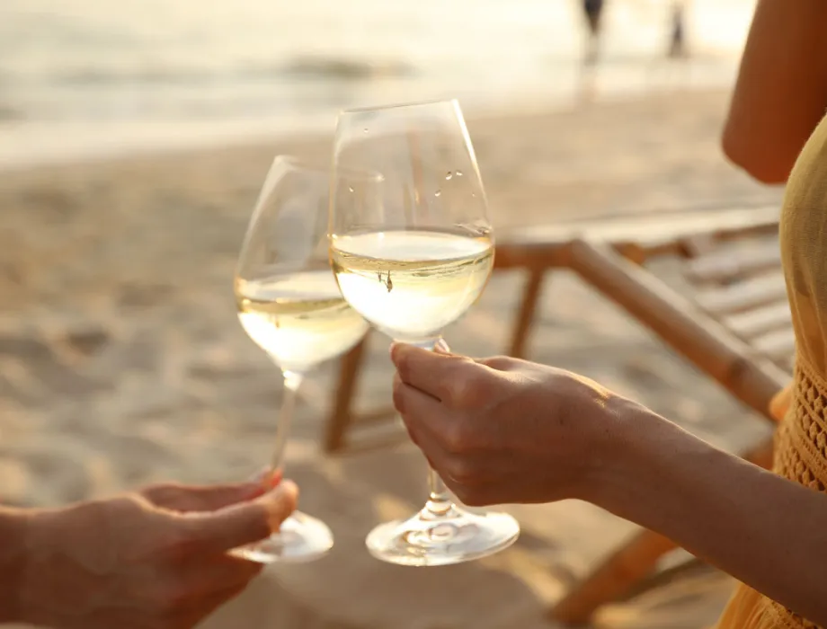 Couple enjoying wine at the Baltic Sea beach near Arkona Strandresidenzen in Binz – example of lived guest sustainability