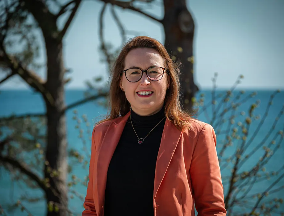 Dorothee Schicht in the sunshine at the beach access in Binz – Executive Assistant at Arkona Strandresidenzen
