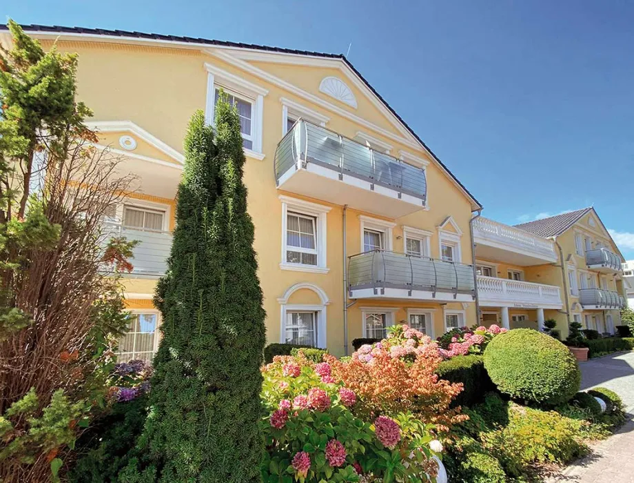 Arkona Strandresidenzen in Binz – gelbes Apartmenthaus mit stilvollen Ferienwohnungen und exklusivem Hotelanschluss