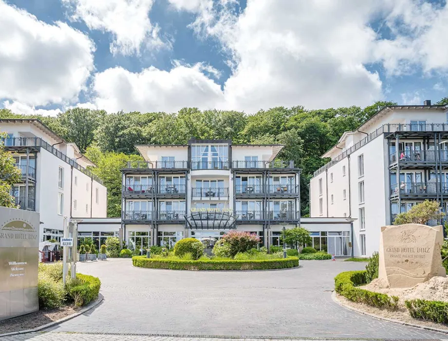 Außenansicht des Grand Hotel Binz – modernes Fünf-Sterne-Hotel in ruhiger Lage mit asiatischer Wellness-Oase