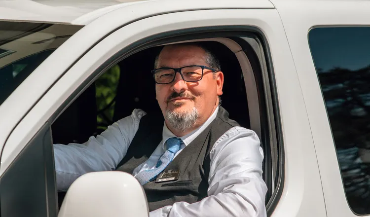 Staff member at Arkona Strandresidenzen parking a guest’s car at the hotel in Binz