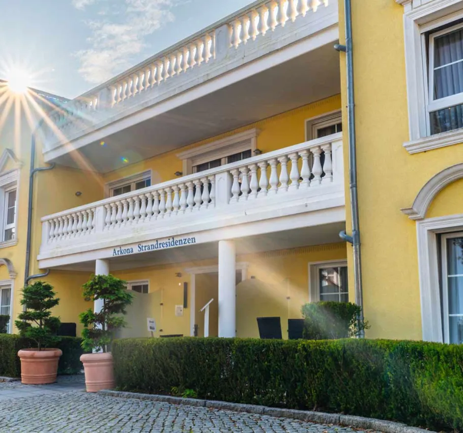 Außenansicht des Apartment Hotel auf Rügen mit großer Balkonfläche bei schönem Wetter.