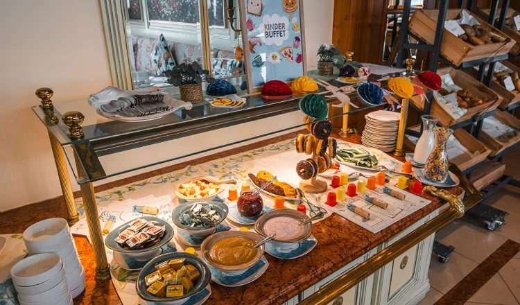 Family buffet area at Arkona Strandresidenzen with kids’ section and sea view