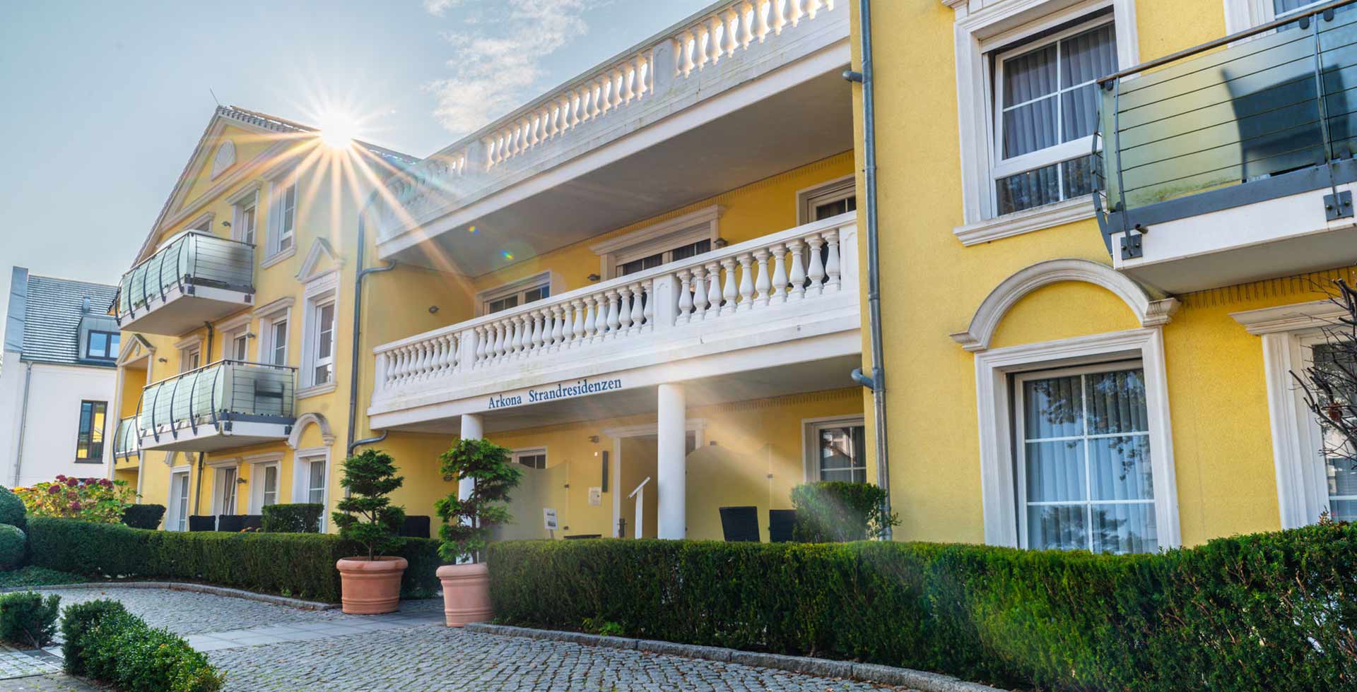 Exterior view of Arkona Strandresidenzen in Binz with large balconies in good weather