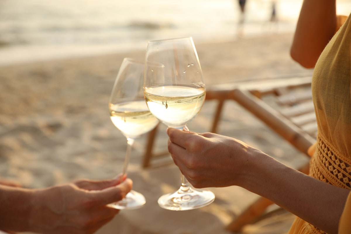 Couple enjoying wine at the Baltic Sea beach near Arkona Strandresidenzen in Binz – example of lived guest sustainability