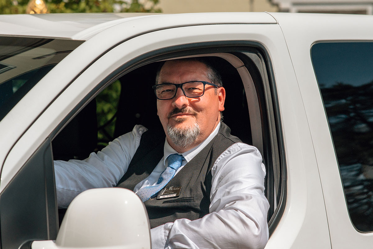 Staff member at Arkona Strandresidenzen parking a guest’s car at the hotel in Binz